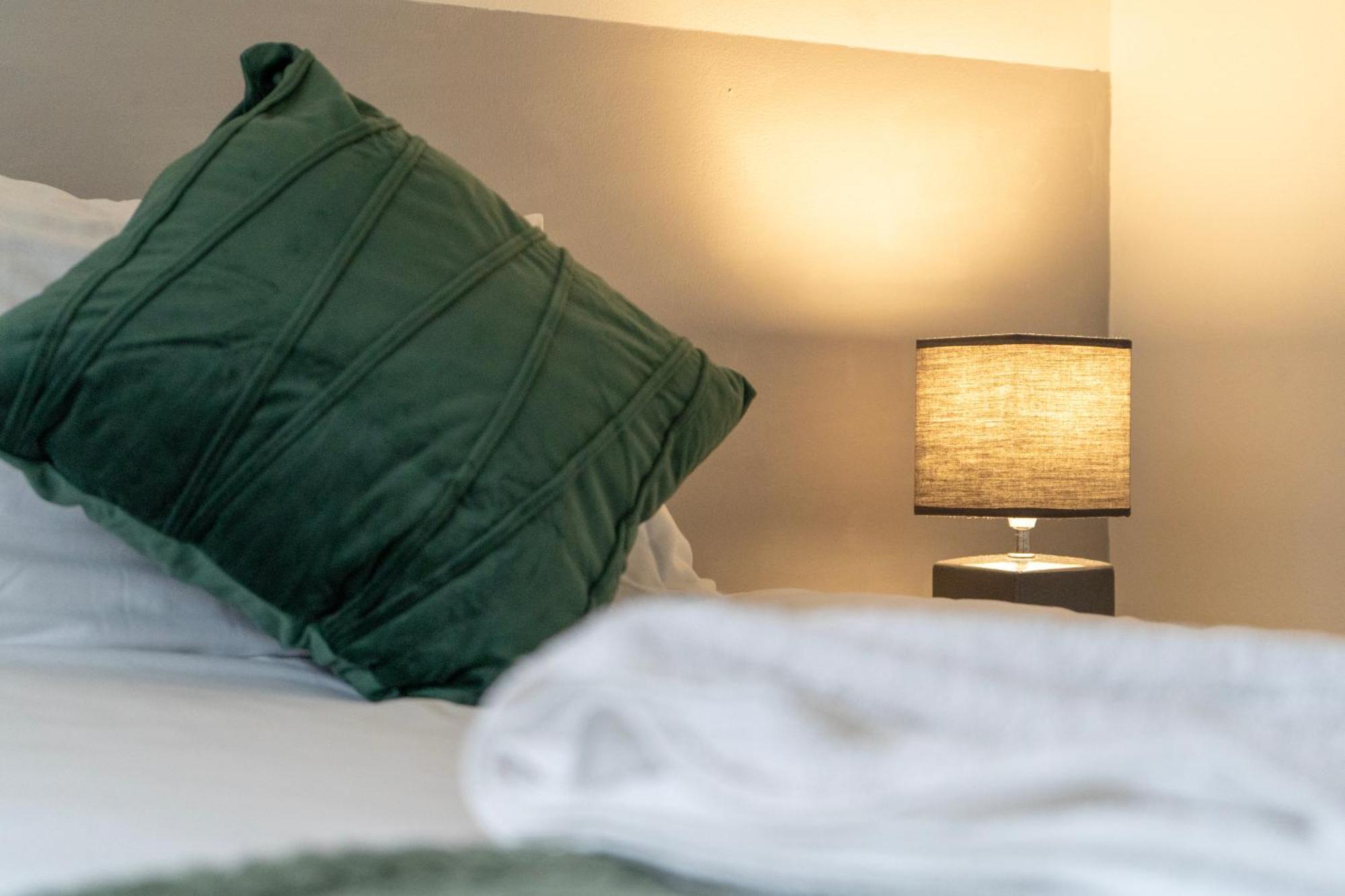 The Park, Ground Fl Apartment, Prime Location, Free Parking, & Cozy *
